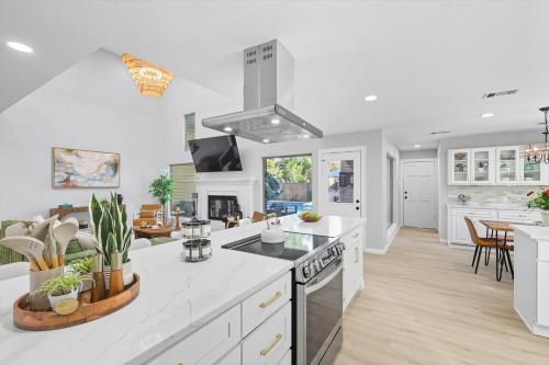 Η κουζίνα ή μικρή κουζίνα στο 7BR 5BA w Pool Hot Tub Sport Court & Game Room