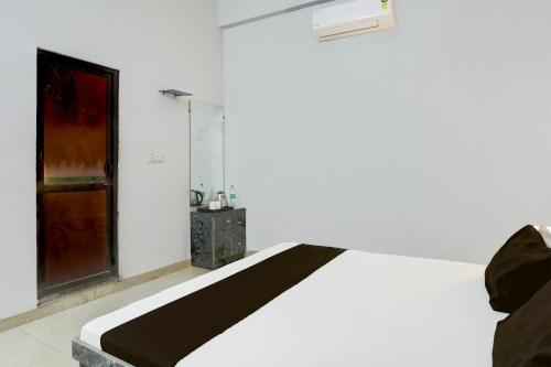 En eller flere senge i et værelse på Hotel O Highway 34 Hotel