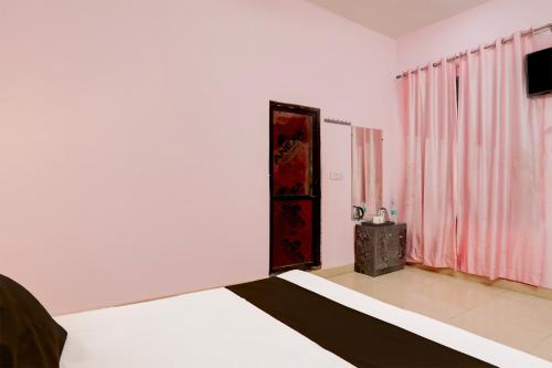 En eller flere senge i et værelse på Hotel O Highway 34 Hotel