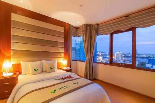 En eller flere senge i et værelse på MOONLIGHT Hotel & Suites - The Best City View, Dragon Bridge view