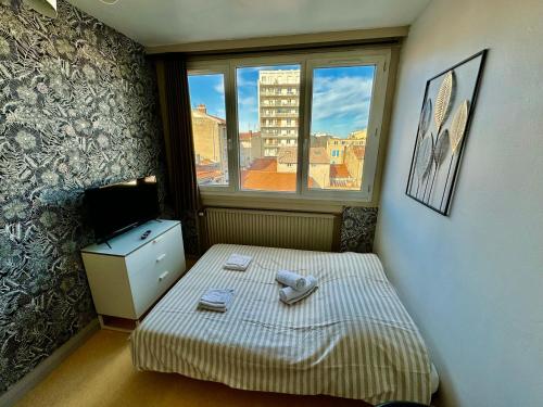 Postel nebo postele na pokoji v ubytování Hyper Centre de Valence - Studio N23