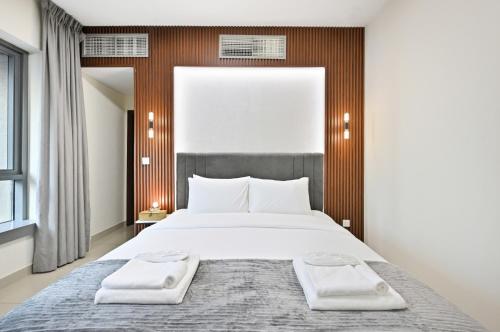 Postel nebo postele na pokoji v ubytování Modern Downtown Luxury 1BR, Walk to Burj Khalifa, Dubai Mall with Pool & Gym