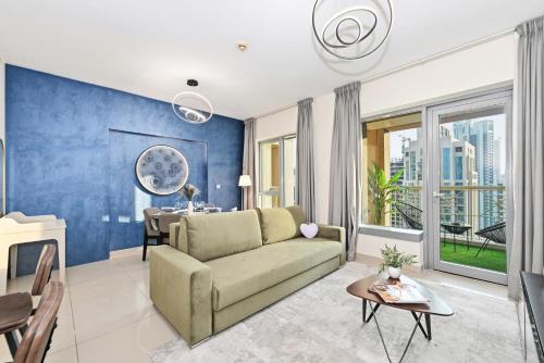 Modern Downtown Luxury 1BR, Walk to Burj Khalifa, Dubai Mall with Pool & Gym photo 3