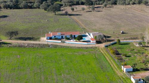 una vista aerea di una casa in un campo di Monte Velho do Pinheiro a São Cristóvão