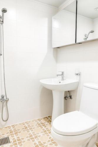 een badkamer met toilet en wastafel bij new홍대 연남동 아늑한 감성숙소#최대4인#연트럴파크#짐보관#올리브영 in Seoul