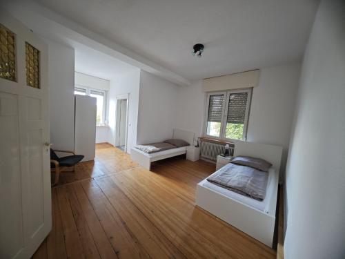 Una habitación con una cama y un sofá. en DUK42a, en Karlsruhe