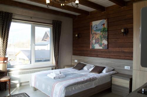 Una cama o camas en una habitación de Садиба Кичера Gold