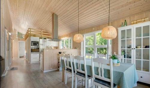 Una cocina o cocineta en Holiday Home Near Mini-Mallorca In Øster Hurup