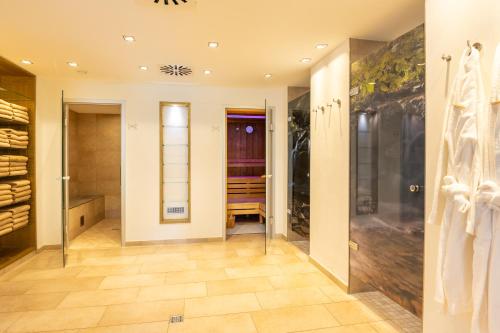 施马伦贝格佳德豪斯维泽酒店的走廊,门通往房间