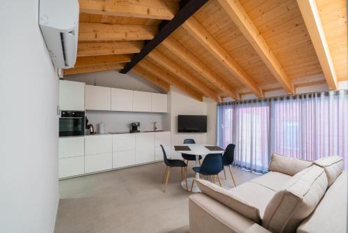 a living room with a couch and a table at Sarius Relais in Seriate