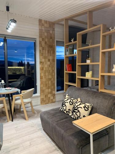 Ecottage котедж для двох у горах із чаном-джакузі في سلافسكي: غرفة معيشة مع أريكة وطاولة