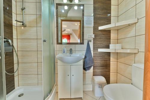 a bathroom with a sink and a shower at Dom Gościnny Efka in Kościelisko