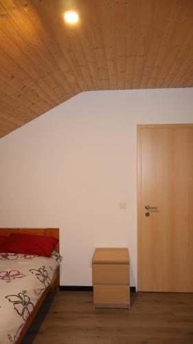 سرير أو أسرّة في غرفة في Ampio appartamento con travi a vista - Riviera