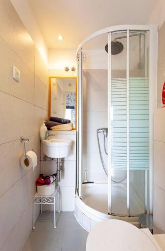 Alfama I, eco-penthouse with view & french balcony