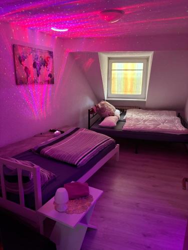 Postel nebo postele na pokoji v ubytování Sky Harmony Penthouse mit Wasserbett, Jacuzzi und Grill