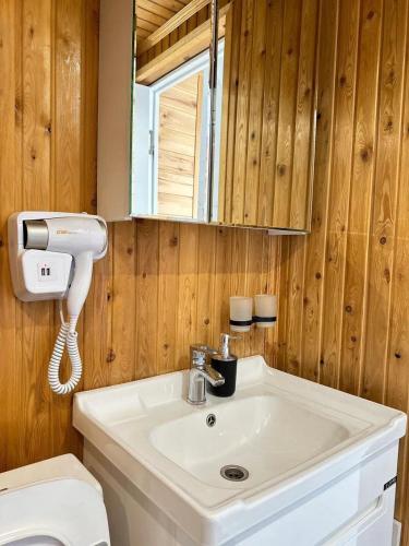 un bagno con un lavandino bianco e un water di Asman Glamping a Karakol