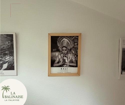une image encadrée d'une femme sur un mur dans l'établissement La Balinaise, aux Mathes