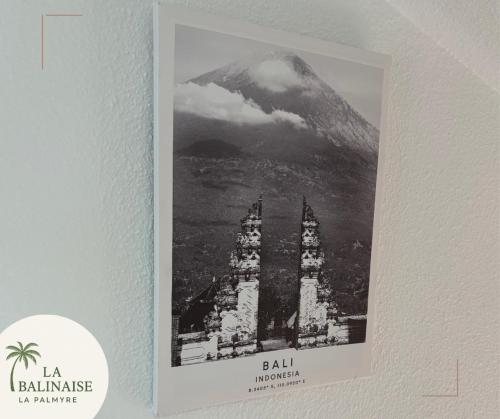 une affiche accrochée au mur avec une montagne dans l'établissement La Balinaise, aux Mathes