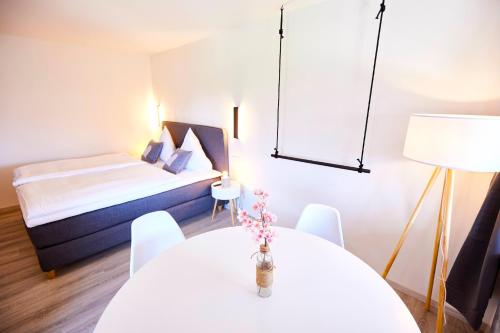 Postel nebo postele na pokoji v ubytování Sonnhof Apartments Tegernsee - zentral und perfekt für Urlaub & Arbeit