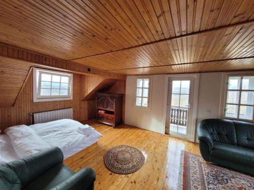 Giường trong phòng chung tại Vila Breaza Panorama