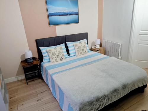 Ένα ή περισσότερα κρεβάτια σε δωμάτιο στο Studio cosy, tout équipé, WI-FI proche Clinique Saint-Pierre