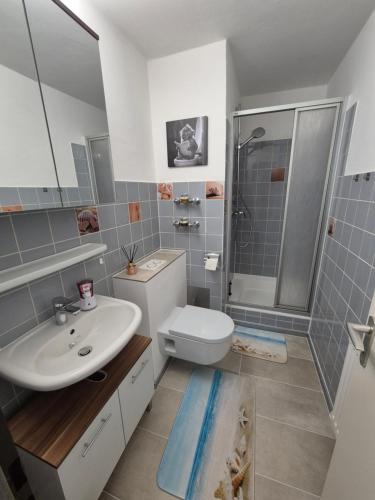 Et badeværelse på HoamatBlick Apartment mit Panoramahallenbad