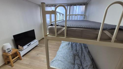 Postel nebo postele na pokoji v ubytování Nick's home01