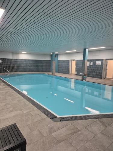 Swimmingpoolen hos eller tæt på HoamatBlick Apartment mit Panoramahallenbad