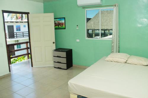 Ένα ή περισσότερα κρεβάτια σε δωμάτιο στο Crystal Beach Hotel