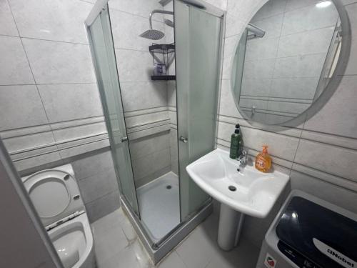 Ένα μπάνιο στο Karen Studio with pool