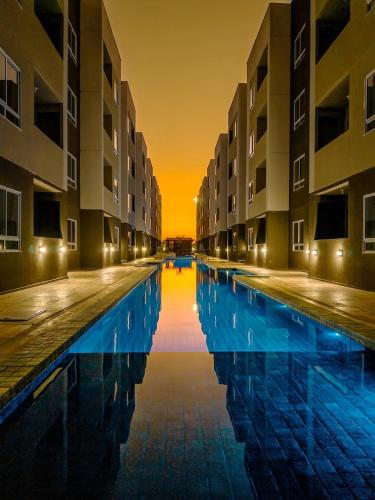 Una piscina vacía en un edificio al atardecer. en Apartamento completo com lazer, en João Pessoa
