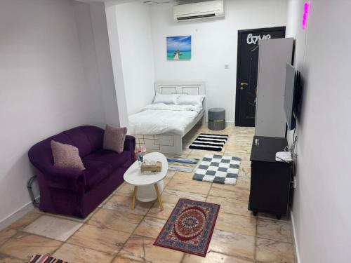 Χώρος καθιστικού στο Karen Studio with pool