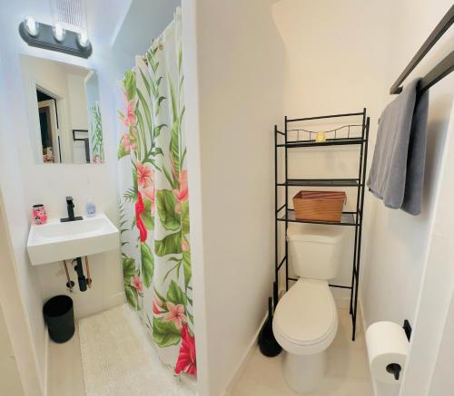 Ένα μπάνιο στο Salthaus West Palm Beach - NEW Saltwater Pool & Spa!