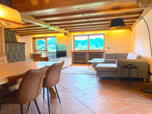 Posezení v ubytování Großzügige Ferienwohnung am Tegernsee mit Südbalkon und Wallbergblick