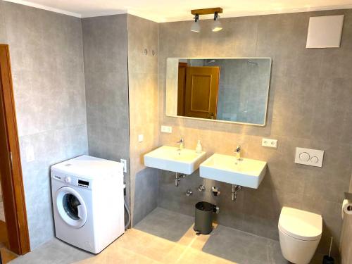 Koupelna v ubytování Großzügige Ferienwohnung am Tegernsee mit Südbalkon und Wallbergblick