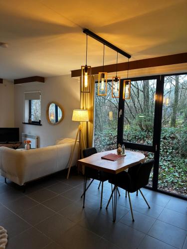 un salon avec un canapé et une table dans l'établissement Au doux Durbuy, à Durbuy