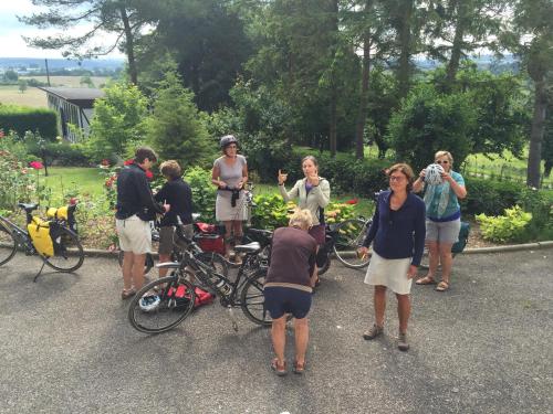 a group of people standing next to their bikes at Château d'Avesnes - Le Castelet in Avesnes-en-Bray