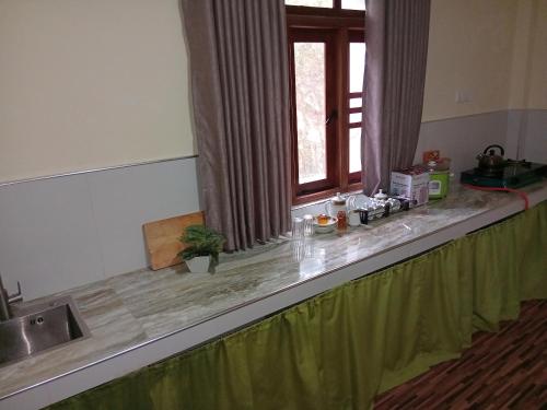 a counter top in a room with a window at Yemi Bungalow Ella in Ella