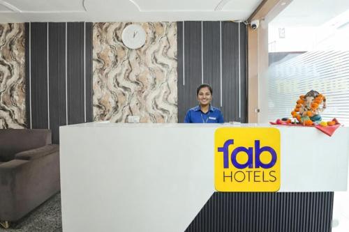 Μέλη του προσωπικού του FabHotel Lotus