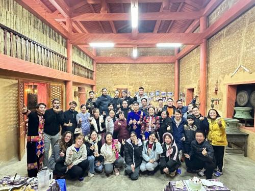 Un grupo de personas posando para una foto en una habitación. en Mùa Pửi Lô lô homestay, en Mèo Vạc