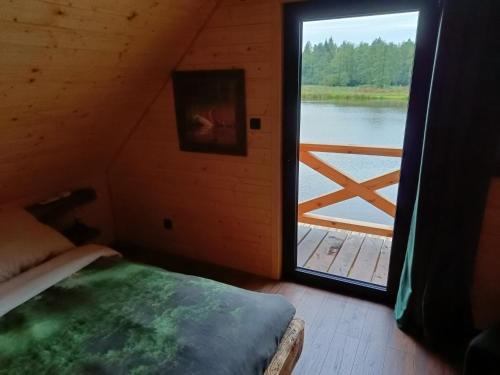 Łowisko Źródła Chatka Zimorodka : غرفة نوم مع نافذة مطلة على النهر