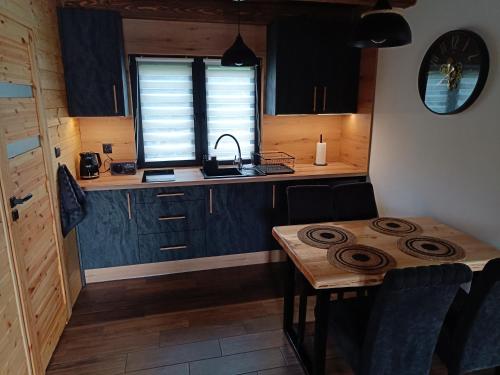 Łowisko Źródła Chatka Zimorodka : مطبخ صغير مع موقد وطاولة