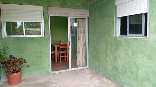 een kas met een deur die uitkomt op een tafel bij LAPOSTa555 in Piriápolis