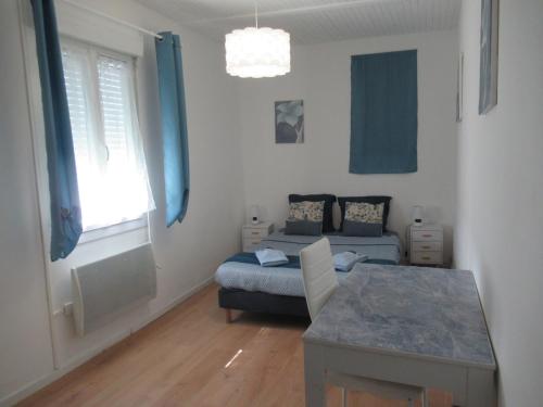 Ένα ή περισσότερα κρεβάτια σε δωμάτιο στο Gîte la Chaumette appartement Turquoise