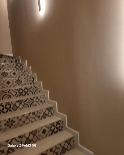 Una escalera con barandillas blancas en una habitación. en David’s place, en Floreşti