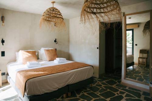 Ένα ή περισσότερα κρεβάτια σε δωμάτιο στο Le Domaine de la mer - Beach hotel Nature&Authenticité Hyères