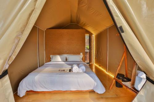 a bedroom with a bed in a tent at The Full Hot Spring & Resort in Kemloko-gede