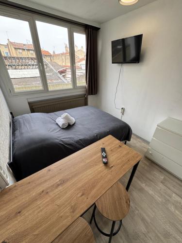 Postel nebo postele na pokoji v ubytování Hyper Centre de Valence - Studio N4