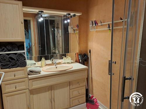 Ένα μπάνιο στο Gîte avec piscine