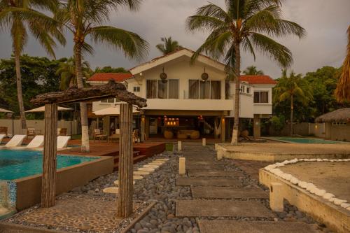 una casa con piscina y palmeras en The rooftop Beach & club, en La Libertad